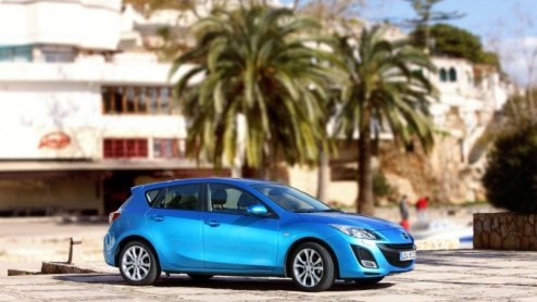 Met de nieuwe Mazda3 legt de fabrikant nog meer de nadruk op sportiviteit. De ingenieurs hebben de kooiconstructie op diverse plaatsen verstevigd, wat de stijfheid ten goede komt, het dashboard is mee
