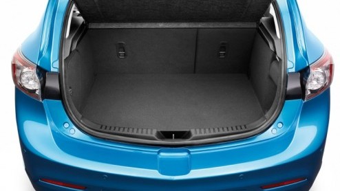 Met de nieuwe Mazda3 legt de fabrikant nog meer de nadruk op sportiviteit. De ingenieurs hebben de kooiconstructie op diverse plaatsen verstevigd, wat de stijfheid ten goede komt, het dashboard is mee