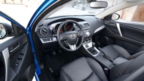 Met de nieuwe Mazda3 legt de fabrikant nog meer de nadruk op sportiviteit. De ingenieurs hebben de kooiconstructie op diverse plaatsen verstevigd, wat de stijfheid ten goede komt, het dashboard is mee