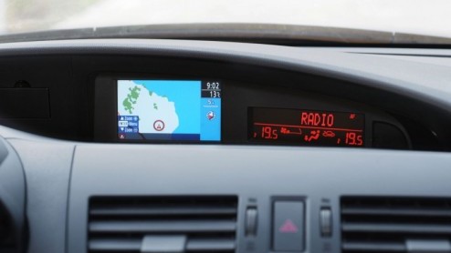 Met de nieuwe Mazda3 legt de fabrikant nog meer de nadruk op sportiviteit. De ingenieurs hebben de kooiconstructie op diverse plaatsen verstevigd, wat de stijfheid ten goede komt, het dashboard is mee