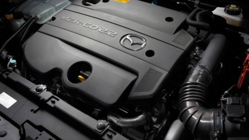 Met de nieuwe Mazda3 legt de fabrikant nog meer de nadruk op sportiviteit. De ingenieurs hebben de kooiconstructie op diverse plaatsen verstevigd, wat de stijfheid ten goede komt, het dashboard is mee