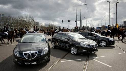 De AutoRAI is nog niet begonnen, maar Lancia wist dit weekend al stijlvol in onze hoofdstad te arriveren. De nieuwe Lancia Delta met 200 pk turbomotor reed in een colonne van 200 echte paarden van het