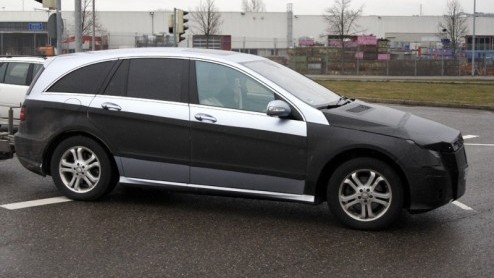 De Mercedes-Benz R-Klasse staat op het punt opnieuw een facelift te ondergaan. Bij onze Oosterburen is een rondom ingepakt exemplaar gesignaleerd. Dit keer beloven de vernieuwingen duidelijker zichtba