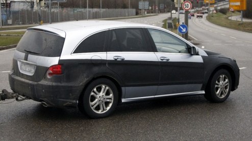 De Mercedes-Benz R-Klasse staat op het punt opnieuw een facelift te ondergaan. Bij onze Oosterburen is een rondom ingepakt exemplaar gesignaleerd. Dit keer beloven de vernieuwingen duidelijker zichtba