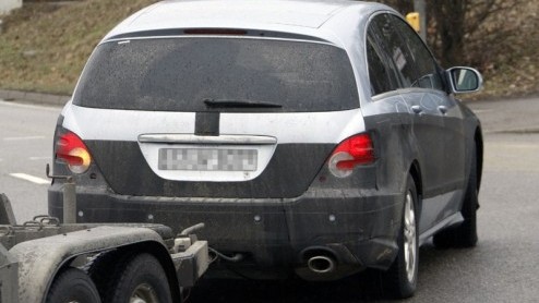 De Mercedes-Benz R-Klasse staat op het punt opnieuw een facelift te ondergaan. Bij onze Oosterburen is een rondom ingepakt exemplaar gesignaleerd. Dit keer beloven de vernieuwingen duidelijker zichtba
