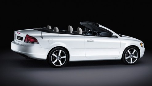 Volvo introduceert op de AutoRAI 2009 de C70 Tourer. Een zeer scherpe aanbieding van de C70, de dynamische coupe-cabriolet uit Zweden. Hij kost 49.995 euro en is uiteraard speciaal uitgerust, met benz