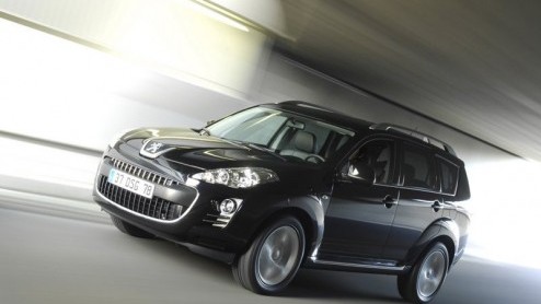 Nu de Peugeot 4007 een jaar op de markt is, lanceert het merk een nieuwe uitvoering, de 4007 Platinum. Deze is gebaseerd op de GT en is leverbaar met een benzine- en dieselmotor. Vierwielaandrijving i