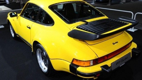 De Porsche importeur bestaat 60 jaar in Nederland. Daarom had het merk een oproep aan haar rijders gedaan hun bolide in een foto-album te plaatsen. Een gele Porsche 911 Turbo 930 uit 1989 trok bijzo