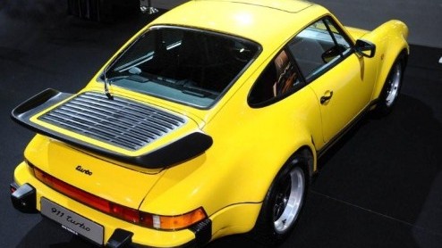 De Porsche importeur bestaat 60 jaar in Nederland. Daarom had het merk een oproep aan haar rijders gedaan hun bolide in een foto-album te plaatsen. Een gele Porsche 911 Turbo 930 uit 1989 trok bijzo