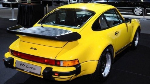 De Porsche importeur bestaat 60 jaar in Nederland. Daarom had het merk een oproep aan haar rijders gedaan hun bolide in een foto-album te plaatsen. Een gele Porsche 911 Turbo 930 uit 1989 trok bijzo