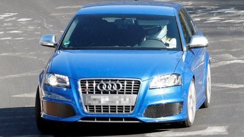 Onlangs maakte een topman van Audi bekend dat de ultiem uitgevoerde A3, de RS3, geen utopie is. Alsof de duivel ermee speelt werd vandaag een prototype betrapt op de Nrburgring.