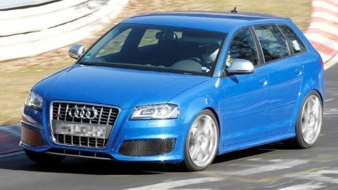 Onlangs maakte een topman van Audi bekend dat de ultiem uitgevoerde A3, de RS3, geen utopie is. Alsof de duivel ermee speelt werd vandaag een prototype betrapt op de Nrburgring.