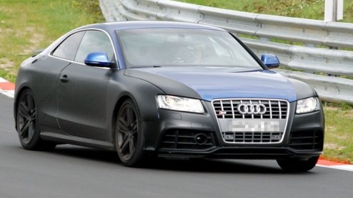 Van rijplezier kun je nooit genoeg hebben, denkt Audi maar zo. Daarom is er voor degene die een S5 nog iets te braaf vinden ook een RS5 in de maak, voor volgend jaar. Ruim 450 pk, quattro en een relat