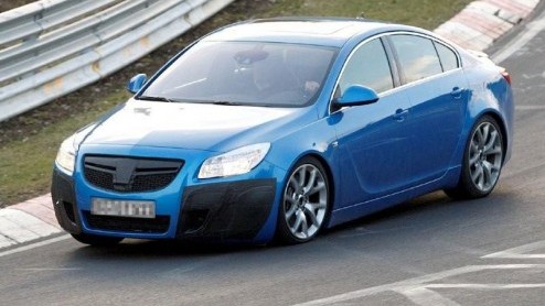 Ook uit Duitsland maar van heel andere orde is de Opel Insignia OPC. Net als zijn voorganger Vectra OPC kunnen we rekenen op een felblauwe kleur, veel pks, vierwielaandrijving en uitbundige styling.