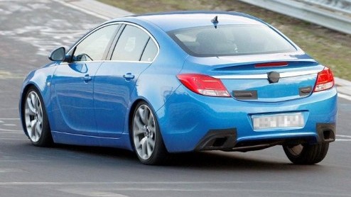 Ook uit Duitsland maar van heel andere orde is de Opel Insignia OPC. Net als zijn voorganger Vectra OPC kunnen we rekenen op een felblauwe kleur, veel pks, vierwielaandrijving en uitbundige styling.