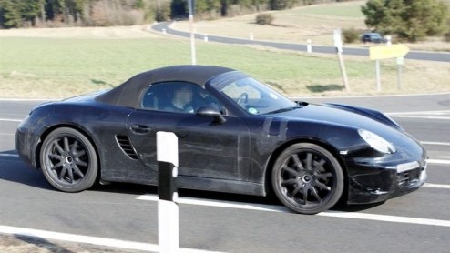 Hoewel het nog twee jaar duurt voordat de nieuwe Porsche Boxster wordt gepresenteerd, rijdt er rond de thuisbasis Zuffenhausen al een testexemplaar rond. Traditioneel gezien oogt het model niet wereld