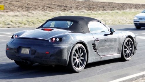 Hoewel het nog twee jaar duurt voordat de nieuwe Porsche Boxster wordt gepresenteerd, rijdt er rond de thuisbasis Zuffenhausen al een testexemplaar rond. Traditioneel gezien oogt het model niet wereld