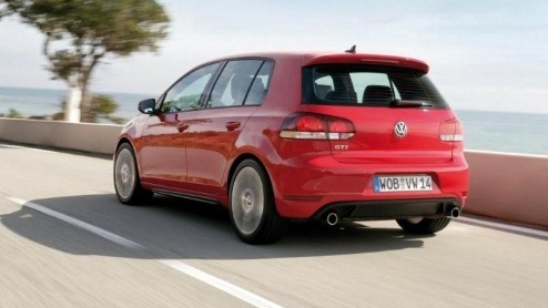 De nieuwste Golf GTI is een feit. Dit sportieve topmodel uit de Golf-reeks staat nu op de AutoRAI te schitteren en wordt op 23 april bij de dealers verwacht. Vanaf 31.650 euro doet Volkswagen er een v