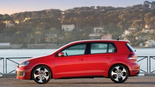 De nieuwste Golf GTI is een feit. Dit sportieve topmodel uit de Golf-reeks staat nu op de AutoRAI te schitteren en wordt op 23 april bij de dealers verwacht. Vanaf 31.650 euro doet Volkswagen er een v