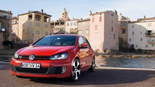 De nieuwste Golf GTI is een feit. Dit sportieve topmodel uit de Golf-reeks staat nu op de AutoRAI te schitteren en wordt op 23 april bij de dealers verwacht. Vanaf 31.650 euro doet Volkswagen er een v