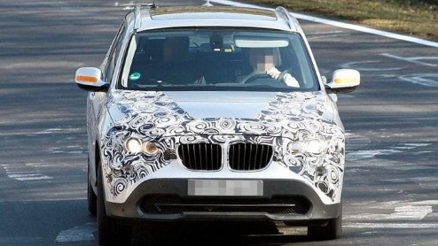 Het is maar heel even stil geweest rond de BMW X1. De komst van de kleinste Sports Activity Vehicle uit de BMW-stallen wordt langzamerhand een kwestie van aftellen, tot september dit jaar. Geen wond