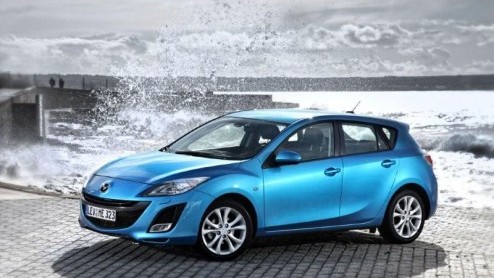 Mazda heeft het nieuwste lid uit de familie, de Mazda3, een prijs gegeven. Opnieuw bestaat het leveringsprogramma uit de hatchback en sedan. Voorlopig staan twee benzine- en drie dieselmotoren paraat