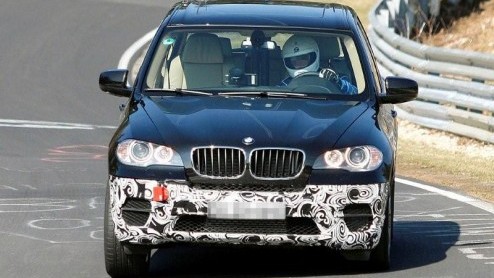 Dat de BMW X5 'alweer' sinds 2007 meeloopt, is voor het Beierse merk reden genoeg om alvast een faceliftmodel te gaan ontwikkelen. Onze spionagefotograaf legde in Duitsland een nog afgeplakt exemplaar