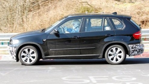 Dat de BMW X5 'alweer' sinds 2007 meeloopt, is voor het Beierse merk reden genoeg om alvast een faceliftmodel te gaan ontwikkelen. Onze spionagefotograaf legde in Duitsland een nog afgeplakt exemplaar