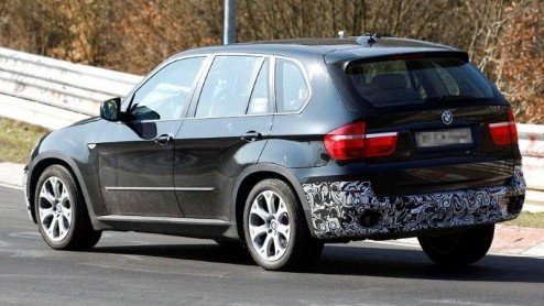 Dat de BMW X5 'alweer' sinds 2007 meeloopt, is voor het Beierse merk reden genoeg om alvast een faceliftmodel te gaan ontwikkelen. Onze spionagefotograaf legde in Duitsland een nog afgeplakt exemplaar