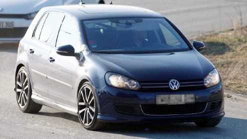 Leuk, de Golf GTI, maar nu bekend is dat er nieuw, nog sportiever R20 topmodel in de maak is, willen we daar natuurlijk alles over weten. Inmiddels verricht Volkswagen al de nodige tests met dit voor 