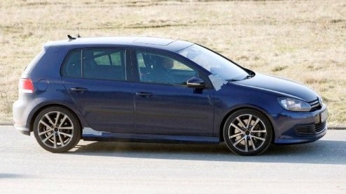 Leuk, de Golf GTI, maar nu bekend is dat er nieuw, nog sportiever R20 topmodel in de maak is, willen we daar natuurlijk alles over weten. Inmiddels verricht Volkswagen al de nodige tests met dit voor 
