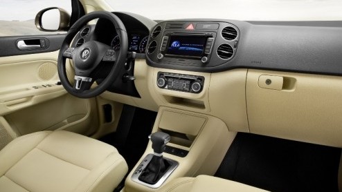 Nu de Volkswagen Golf VI op de markt is verschenen kon de Golf Plus niet achterblijven. Deze ruimtelijke variant is inmiddels opgefrist met een nieuwe neus en een verbeterd interieur. Daarom maakt het