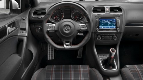 Volkswagen zet nog voor het eind van de maand de nieuwe Golf GTI in de showroom. Met 210 pk, een elektronische sper en een adaptief onderstel (optie) probeert de Duitse fabrikant zieltjes te winnen. W