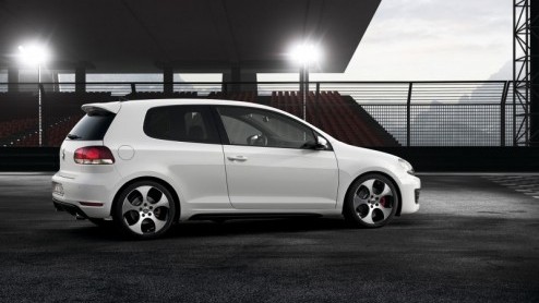 Volkswagen zet nog voor het eind van de maand de nieuwe Golf GTI in de showroom. Met 210 pk, een elektronische sper en een adaptief onderstel (optie) probeert de Duitse fabrikant zieltjes te winnen. W