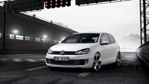 Volkswagen zet nog voor het eind van de maand de nieuwe Golf GTI in de showroom. Met 210 pk, een elektronische sper en een adaptief onderstel (optie) probeert de Duitse fabrikant zieltjes te winnen. W