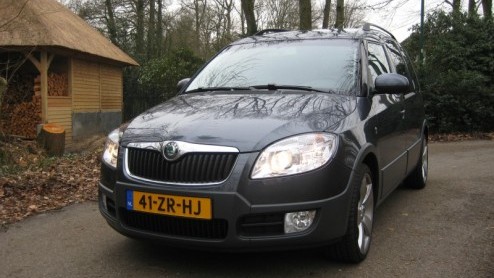 De laatste tijd doen autofabrikanten er alles aan om compacte familieautos met ruimte modieus voor de dag te laten komen. Met excentrieke designsnufjes, imposante wielen en de nodige robuuste element