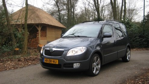 De laatste tijd doen autofabrikanten er alles aan om compacte familieautos met ruimte modieus voor de dag te laten komen. Met excentrieke designsnufjes, imposante wielen en de nodige robuuste element