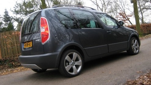 De laatste tijd doen autofabrikanten er alles aan om compacte familieautos met ruimte modieus voor de dag te laten komen. Met excentrieke designsnufjes, imposante wielen en de nodige robuuste element