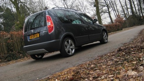De laatste tijd doen autofabrikanten er alles aan om compacte familieautos met ruimte modieus voor de dag te laten komen. Met excentrieke designsnufjes, imposante wielen en de nodige robuuste element