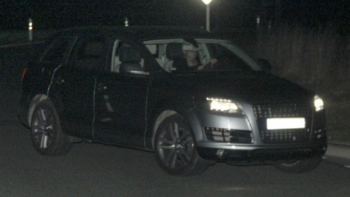 Heeft de Audi Q7 niet je hart gestolen? Wellicht dat de aanstaande facelift daar verandering in kan brengen. Dit keer werd de Duitse reus gesignaleerd in het holst van de nacht, getooid in een S-line 