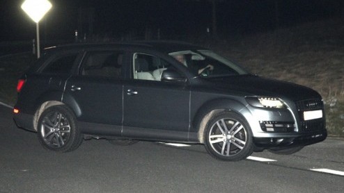 Heeft de Audi Q7 niet je hart gestolen? Wellicht dat de aanstaande facelift daar verandering in kan brengen. Dit keer werd de Duitse reus gesignaleerd in het holst van de nacht, getooid in een S-line 