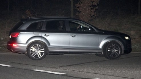 Heeft de Audi Q7 niet je hart gestolen? Wellicht dat de aanstaande facelift daar verandering in kan brengen. Dit keer werd de Duitse reus gesignaleerd in het holst van de nacht, getooid in een S-line 
