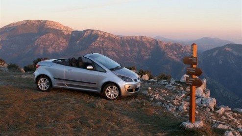 Lente betekent bij Mitsubishi de nodige voordeeltjes. Zo zijn alle Lancers 2000 euro in prijs verlaagd en doet de Outlander 2.2 DI-D Corporate Edition zijn intrede. Daarnaast rijdt de Colt CZC Spring