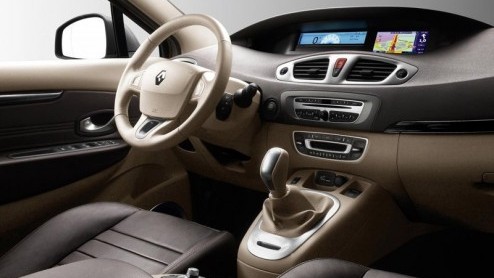 Renault zet de nieuwe Scnic en Grand Scnic voor scherpe prijzen in de showroom. De Franse familieauto met veel groene energielabels is er vanaf 23.300 euro. Speciaal voor de zakelijke markt is er ee