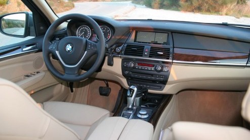 BMW gaat behoedzaam om met de vernieuwing van kaskrakers. De enkele weken geleden gentroduceerde Mini is meer een evolutie dan een revolutie en ook de geheel nieuwe BMW X5 doet erg veel denken aan zi