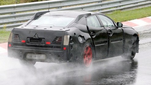 Onder deze bijzonder verpakte vierwieler huist de nieuwe Jaguar XJ. De Britten hebben nog alle reden om hun trots te verbloemen, want de nieuwe XJ belooft qua design veel uitdagender in het leven te s