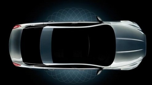 Onder deze bijzonder verpakte vierwieler huist de nieuwe Jaguar XJ. De Britten hebben nog alle reden om hun trots te verbloemen, want de nieuwe XJ belooft qua design veel uitdagender in het leven te s