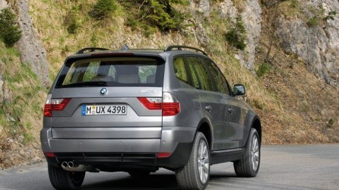 BMW introduceert een nieuwe instapdiesel voor de X3. Het merk breidt het gamma uit met de 143 pk sterke xDrive18d. Deze zuinigerd zonder slurptax  6.2l/100km  arriveert in juni bij de dealer en staa