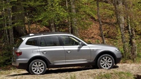 BMW introduceert een nieuwe instapdiesel voor de X3. Het merk breidt het gamma uit met de 143 pk sterke xDrive18d. Deze zuinigerd zonder slurptax  6.2l/100km  arriveert in juni bij de dealer en staa