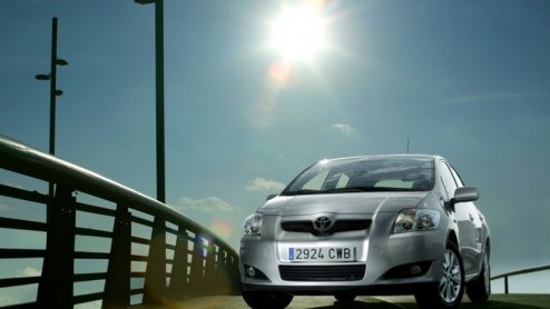 Toyota heeft het motorpalet van de Auris vernieuwd. De krachtige en bovendien zuinige motoren brengen groene energielabels met zich mee, en dus ook nieuwe prijzen. De Toyota Auris driedeurs met 100 pk